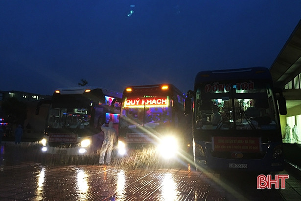 11 chuyến xe khách đưa 433 công dân Kỳ Anh về tới Hà Tĩnh an toàn