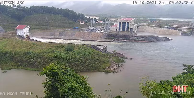 Thủy điện Hố Hô xả tràn 266 m<sup>3</sup>/s, hồ Ngàn Trươi mới đạt gần 67% dung tích