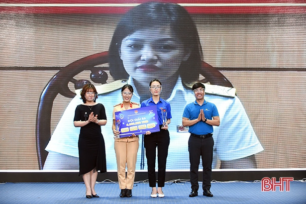Nữ trung úy công an ở Hà Tĩnh giành giải ba cuộc thi Olympic tiếng Anh cán bộ trẻ toàn quốc