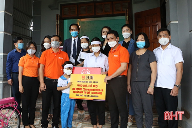 Trao quà, động viên một gia đình nạn nhân COVID-19 ở Hà Tĩnh