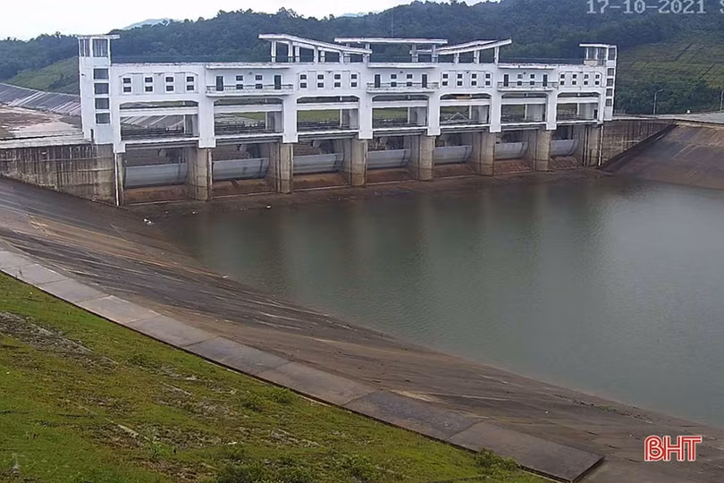 Các hồ chứa lớn ở Hà Tĩnh nâng mức xả tràn trước mưa lớn