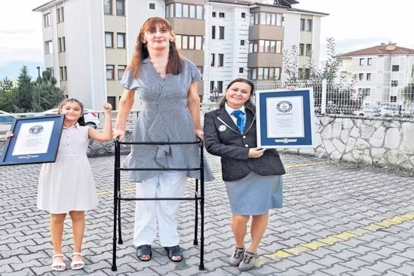 Kỷ lục Guinness xác nhận người phụ nữ cao nhất thế giới ở Thổ Nhĩ Kỳ