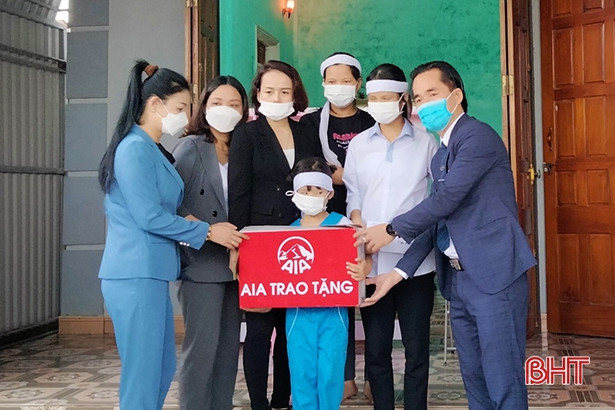 Trao quà, động viên một gia đình nạn nhân COVID-19 ở Hà Tĩnh