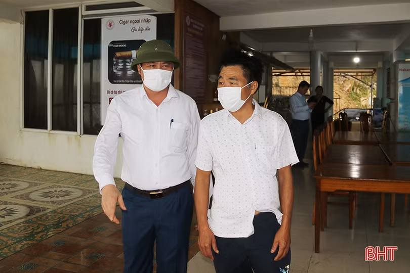 Sóng lớn “uy hiếp” đê chắn khu bè nổi mực nhảy Vũng Áng