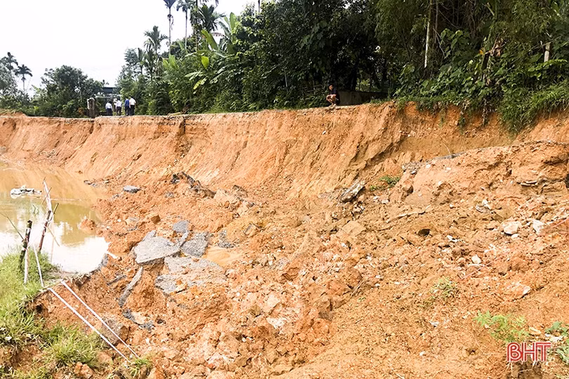 Đức Thọ: Mưa lớn gây sạt lở gần 200 m đường giao thông