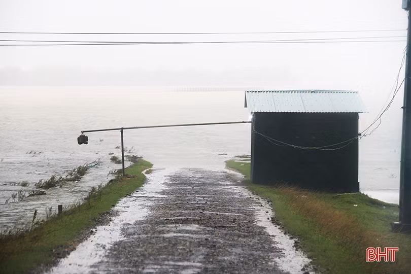 Hà Tĩnh: Mưa lớn kéo dài gây ngập cục bộ và sạt lở ở nhiều địa phương