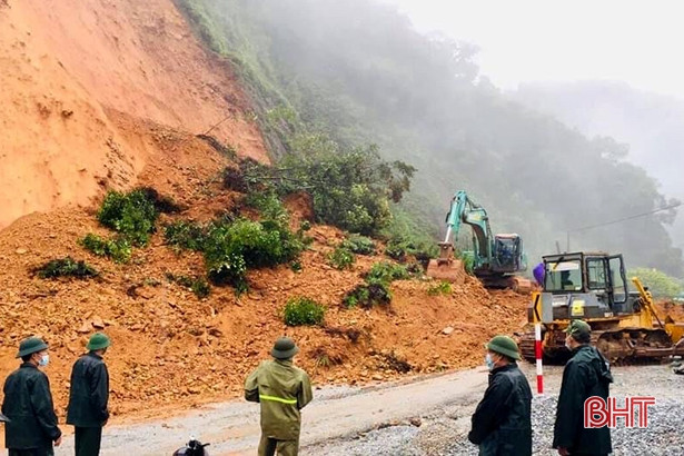 Sau nhiều giờ khắc phục sạt lở, QL 8A ở Hà Tĩnh đã thông tuyến