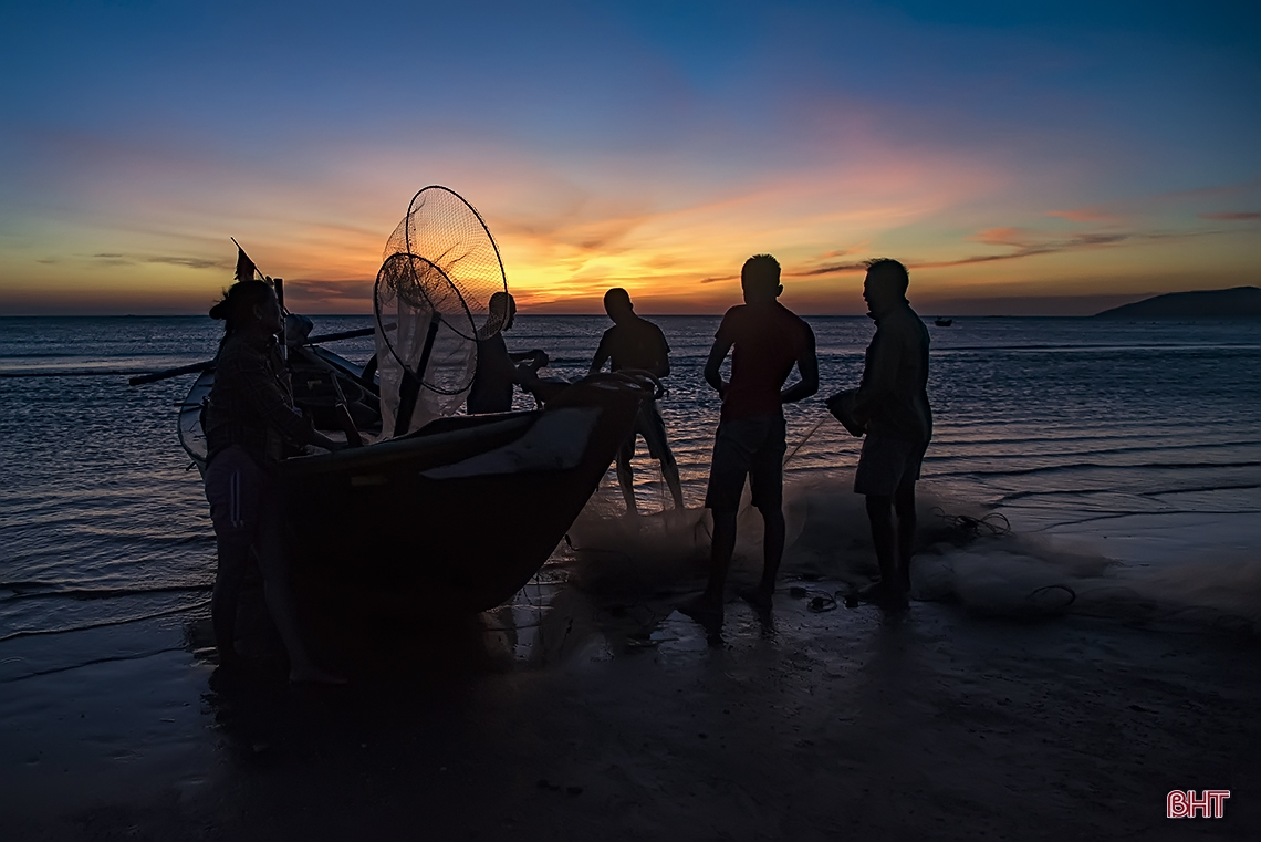 Sướng như về biển Kỳ Ninh đón bình minh, mua mực nháy