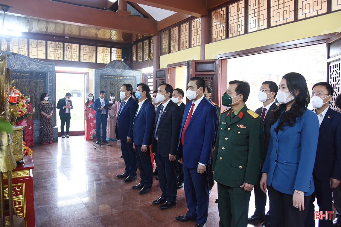 Lãnh đạo tỉnh Hà Tĩnh dâng hương tưởng niệm Chủ tịch Hồ Chí Minh và các anh hùng, liệt sỹ