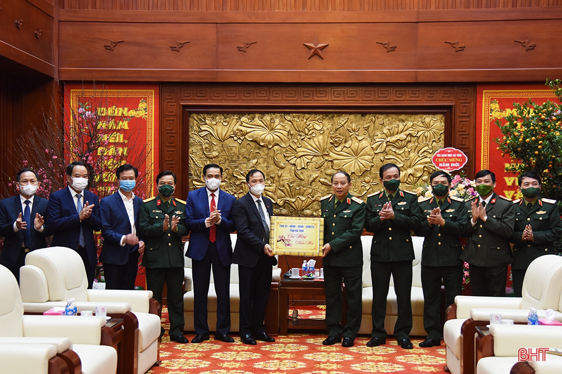 Lãnh đạo tỉnh Hà Tĩnh dâng hương tưởng niệm Chủ tịch Hồ Chí Minh và các anh hùng, liệt sỹ