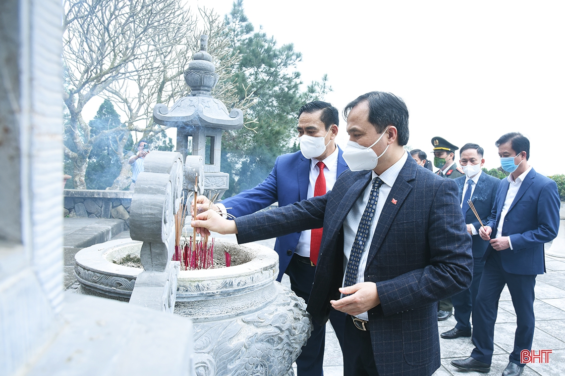 Lãnh đạo tỉnh Hà Tĩnh dâng hương tưởng niệm Chủ tịch Hồ Chí Minh và các anh hùng, liệt sỹ