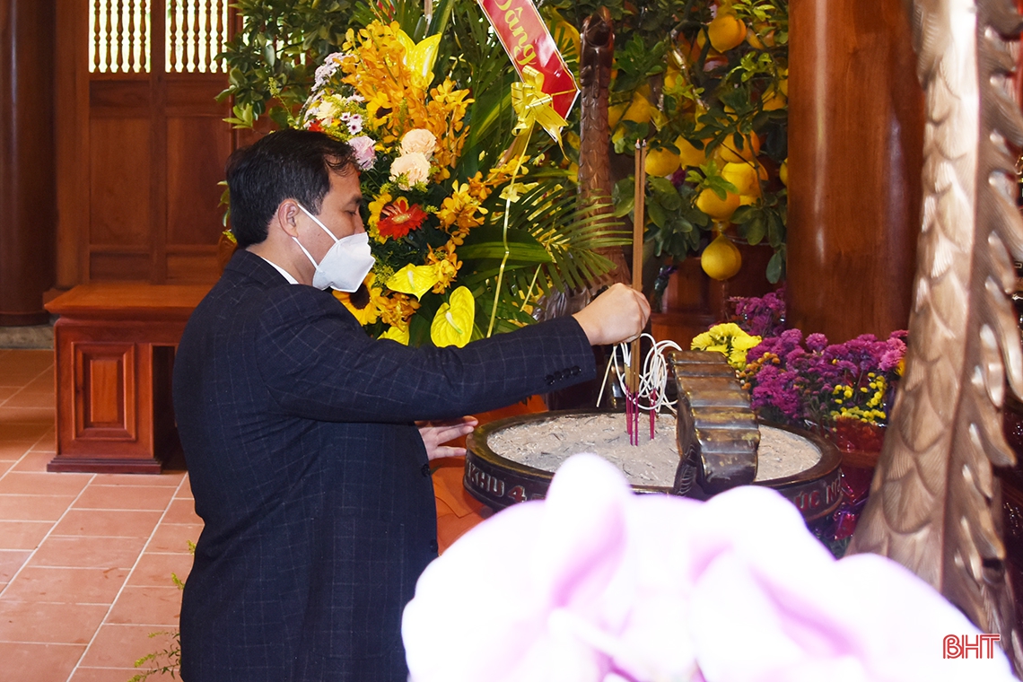 Lãnh đạo tỉnh Hà Tĩnh dâng hương tưởng niệm Chủ tịch Hồ Chí Minh và các anh hùng, liệt sỹ