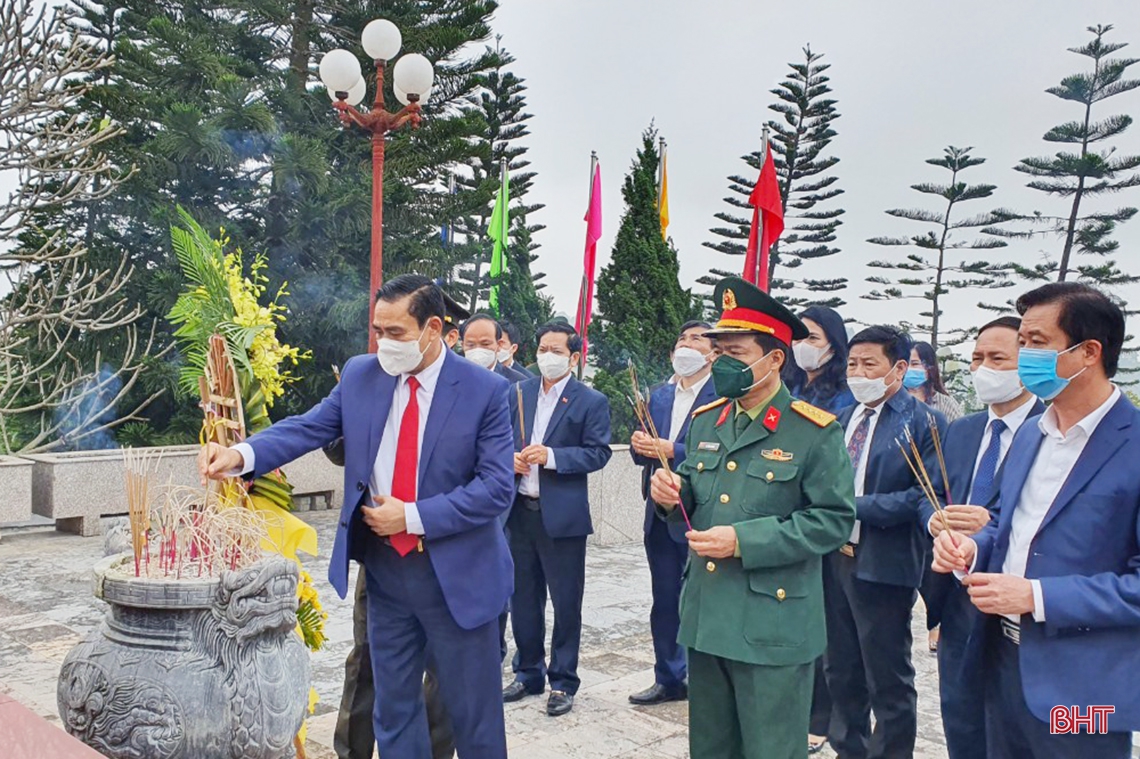 Lãnh đạo tỉnh Hà Tĩnh dâng hương tưởng niệm Chủ tịch Hồ Chí Minh và các anh hùng, liệt sỹ