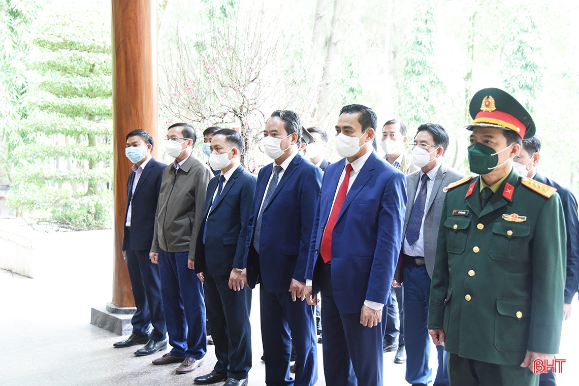 Lãnh đạo tỉnh Hà Tĩnh dâng hương tưởng niệm Chủ tịch Hồ Chí Minh và các anh hùng, liệt sỹ
