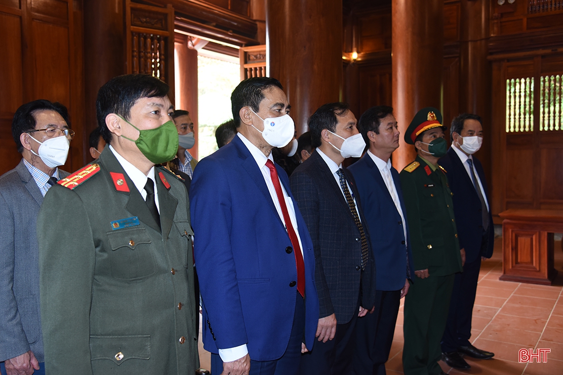 Lãnh đạo tỉnh Hà Tĩnh dâng hương tưởng niệm Chủ tịch Hồ Chí Minh và các anh hùng, liệt sỹ