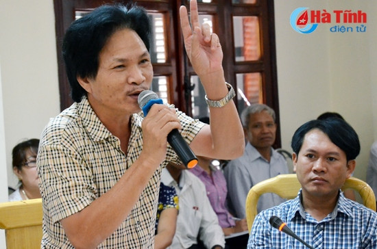 Chủ tịch Hiệp hội DN Hương Khê: Qua phản ánh của các DN trên địa bàn huyện, thủ tục cho vay vốn của một số ngân hàng còn rườm rà, năng lực thực hiện các thanh toán quốc tế còn hạn chế, việc thu phí của ngân hàng chưa thực sự thuyết phục. Chủ tịch Hiệp hội DN Hương Khê: Qua phản ánh của các DN trên địa bàn huyện, thủ tục cho vay vốn của một số ngân hàng còn rườm rà, năng lực thực hiện các thanh toán quốc tế còn hạn chế, việc thu phí của ngân hàng chưa thực sự thuyết phục.