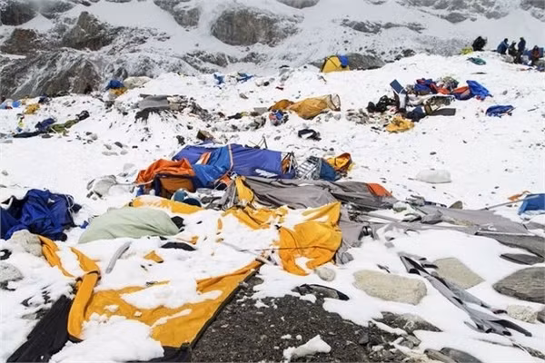 Cảnh hoang tàn tại Everest sau trận lở tuyết hồi đầu năm