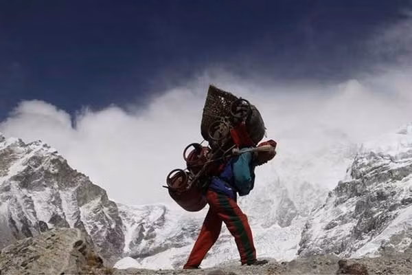 Người Sherpa thồ hành lý trên hành trình chinh phục đỉnh Everest (Ảnh: Reuters)