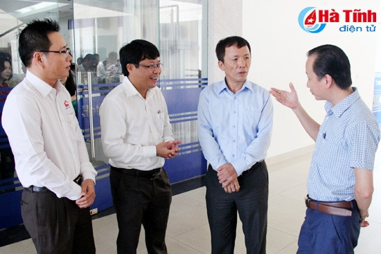 Chủ tịch Trung tâm trọng tài quốc tế Việt Nam - Trần Hữu Huỳnh (thứ hai từ phải sang) giải đáp băn khoăn của các thành viên Hiệp hội DN Hà Tĩnh