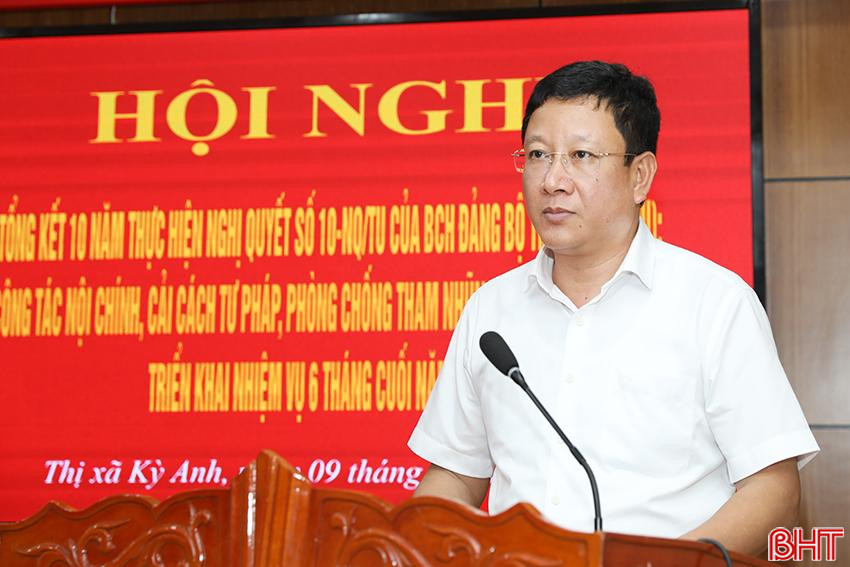 Phó Bí thư Thường trực Thị uỷ Kỳ Anh Nguyễn Huy Trọng báo cáo kết quả tổng kết 10 năm thực hiện Nghị quyết số 10-NQ/TU. AG7A8487.jpg