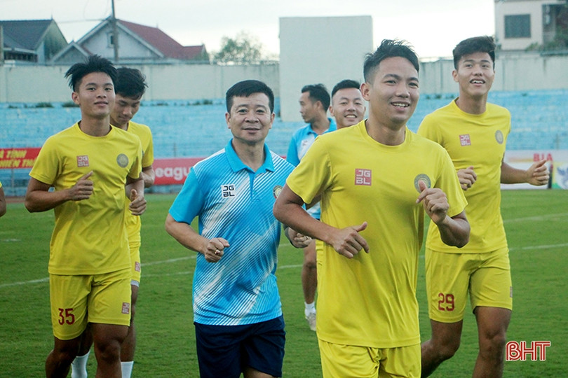 Cầu thủ Đông Á Thanh Hóa làm quen sân Hà Tĩnh