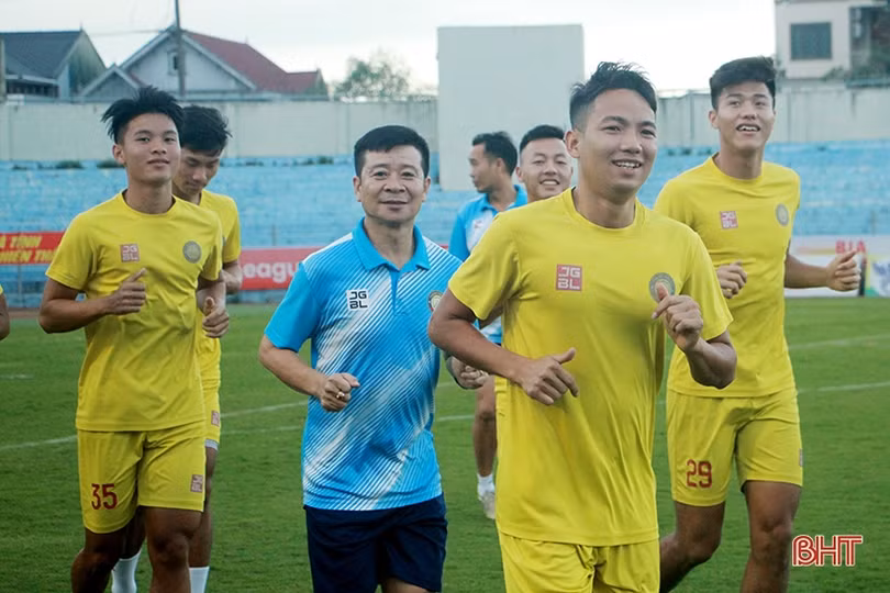Cầu thủ Đông Á Thanh Hóa làm quen sân Hà Tĩnh