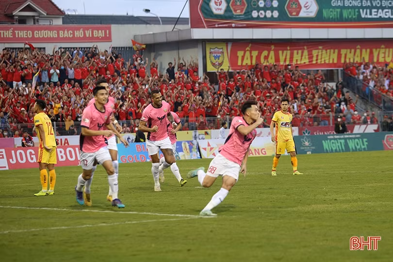 Hồng Lĩnh Hà Tĩnh ở lại V.League sau chiến thắng 2-1 trên sân nhà