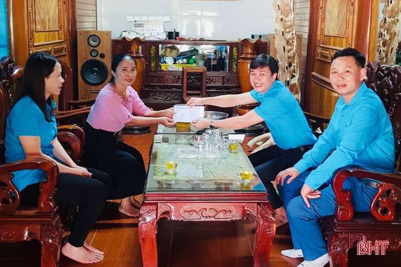 Công đoàn Hà Tĩnh thăm hỏi, tặng quà giáo viên có hoàn cảnh khó khăn