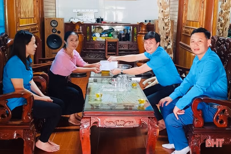 Công đoàn Hà Tĩnh thăm hỏi, tặng quà giáo viên có hoàn cảnh khó khăn