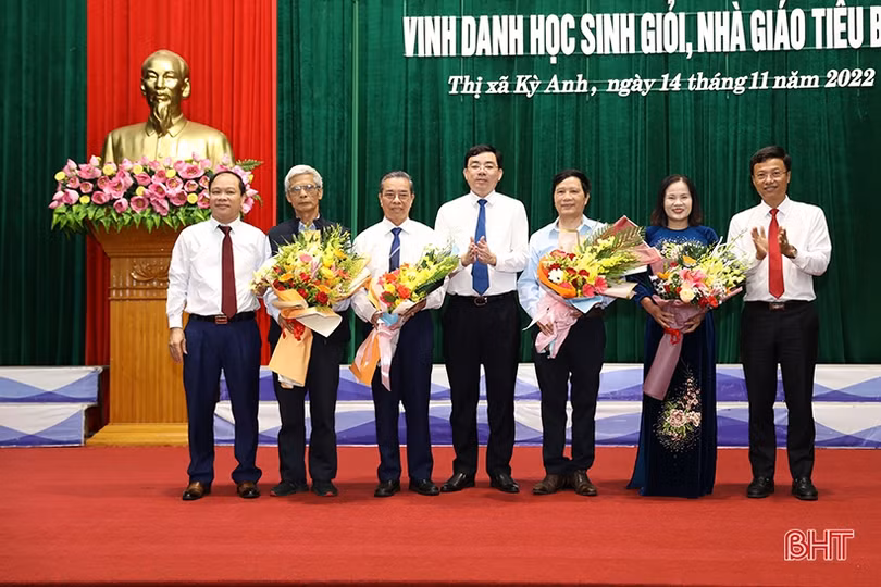 Thị xã Kỳ Anh vinh danh 243 học sinh, giáo viên tiêu biểu