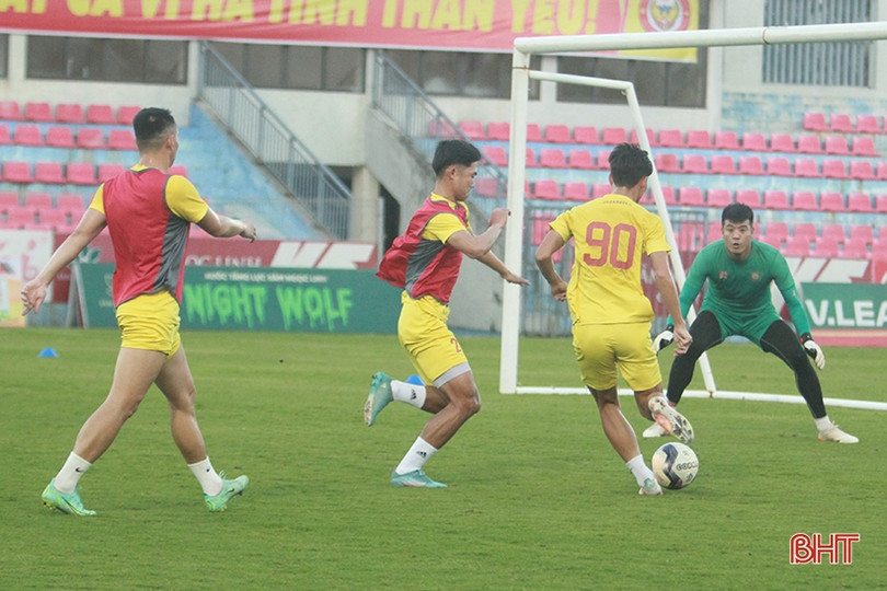 Cầu thủ Đông Á Thanh Hóa làm quen sân Hà Tĩnh