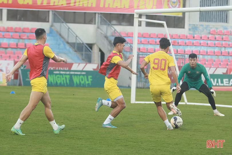 Cầu thủ Đông Á Thanh Hóa làm quen sân Hà Tĩnh