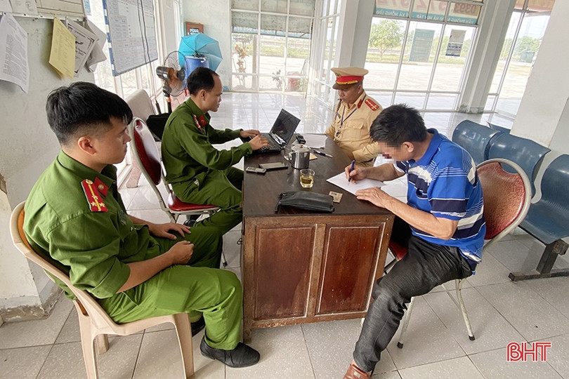 CSGT Hà Tĩnh phát hiện xe khách chở gỗ trái phép từ Quảng Bình về Nghệ An