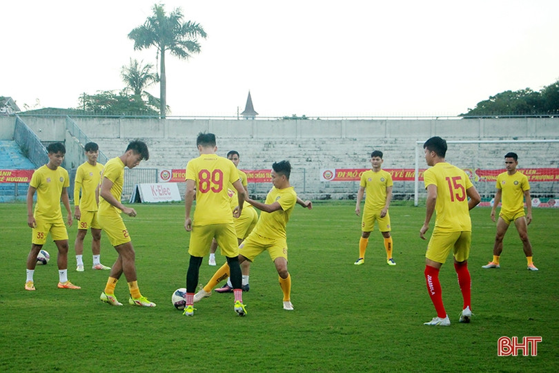 Cầu thủ Đông Á Thanh Hóa làm quen sân Hà Tĩnh