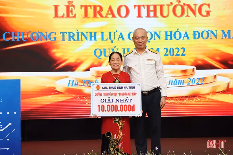 Người đàn ông ở TP Hà Tĩnh trúng “hóa đơn may mắn”