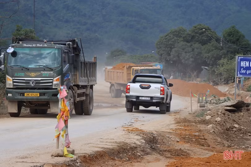 Khắc phục khó khăn, đẩy nhanh tiến độ dự án cải tạo, nâng cấp QL 8A