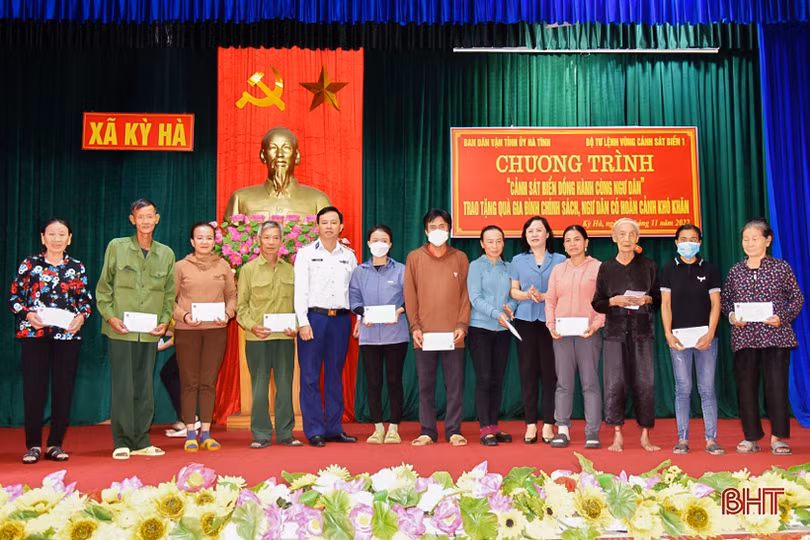 Cảnh sát biển đồng hành cùng ngư dân Hà Tĩnh vượt khó