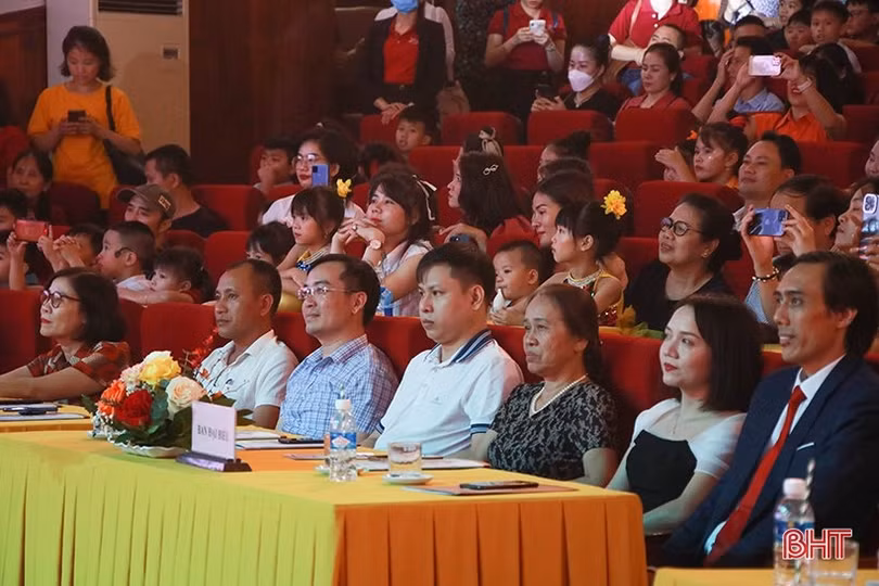 Hấp dẫn chương trình văn nghệ tri ân thầy cô của học sinh iSchool Hà Tĩnh