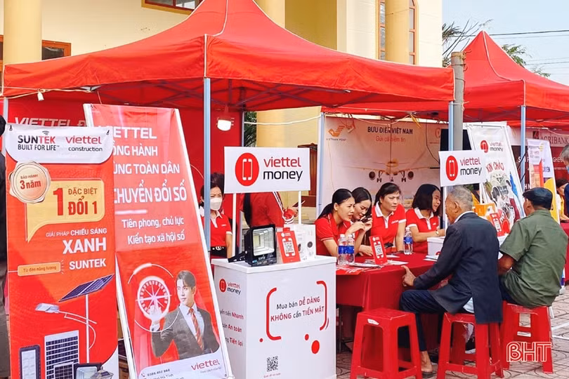 Cầm tay, chỉ việc, giúp người dân Hà Tĩnh “chuyển đổi số”