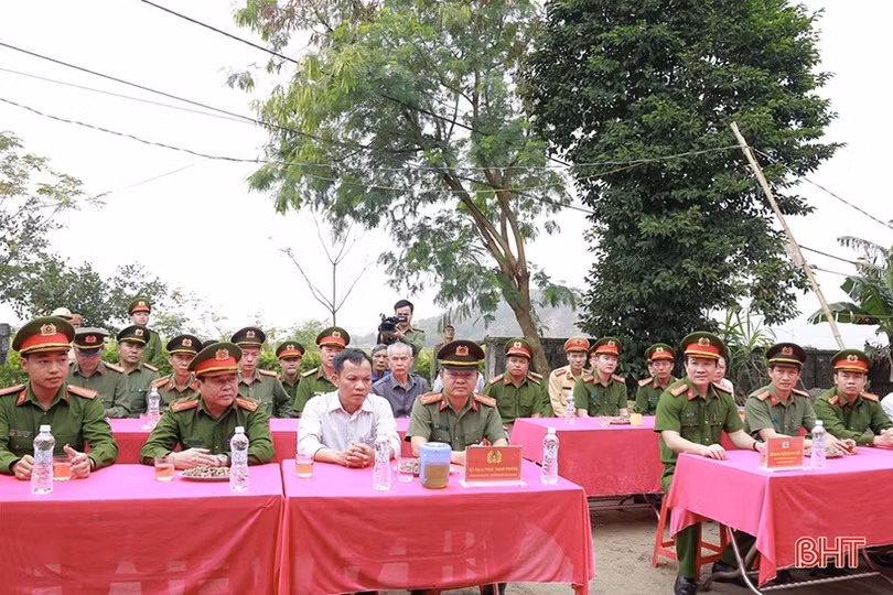 Cụm thi đua số 5 - Bộ Công an trao hỗ trợ xây dựng nhà tình nghĩa ở Lộc Hà