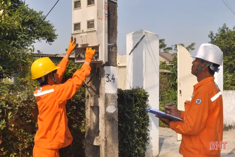Điện lực Hà Tĩnh lắp đặt trên 122.200 công tơ điện tử có gắn thiết bị đo xa