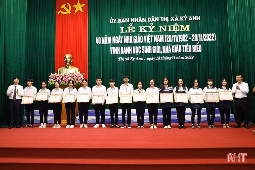 Thị xã Kỳ Anh vinh danh 243 học sinh, giáo viên tiêu biểu