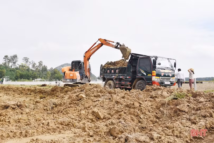 Sớm có phương án sử dụng gần 4.000 m<sup>3 </sup>đất dôi dư sau cải tạo đồng ruộng ở Lộc Hà