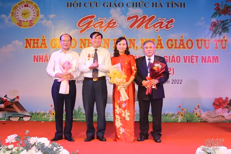 Hội Cựu giáo chức Hà Tĩnh gặp mặt Nhà giáo Nhân dân, Nhà giáo Ưu tú