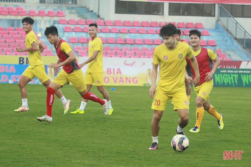 Cầu thủ Đông Á Thanh Hóa làm quen sân Hà Tĩnh