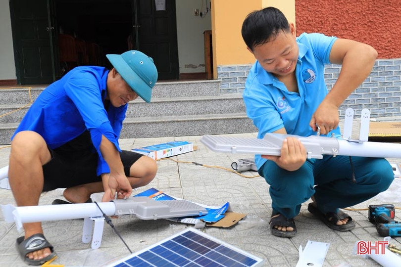 Xã miền núi Hà Tĩnh lắp đường điện mặt trời dài gần 3 km