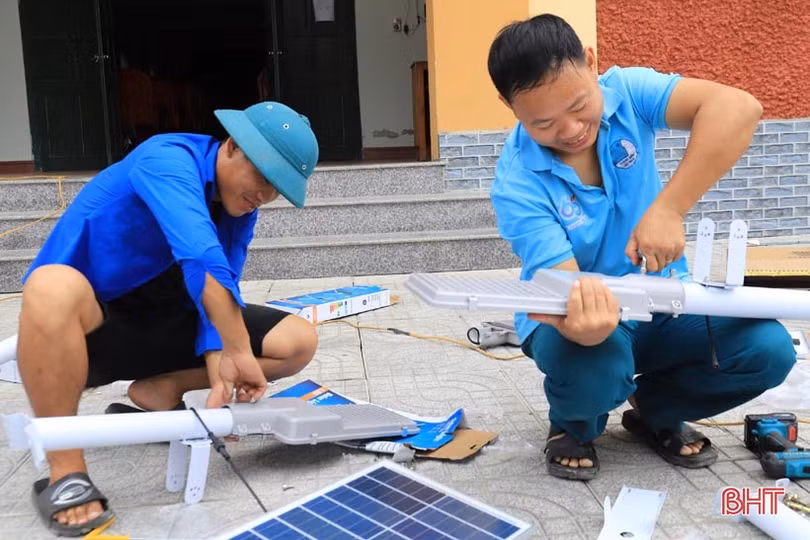 Xã miền núi Hà Tĩnh lắp đường điện mặt trời dài gần 3 km