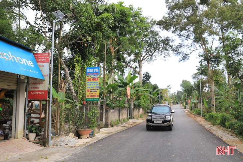 Xã miền núi Hà Tĩnh lắp đường điện mặt trời dài gần 3 km