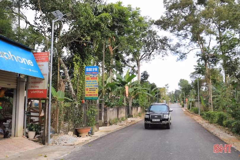 Xã miền núi Hà Tĩnh lắp đường điện mặt trời dài gần 3 km