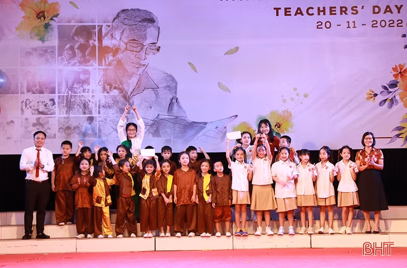 Hấp dẫn chương trình văn nghệ tri ân thầy cô của học sinh iSchool Hà Tĩnh